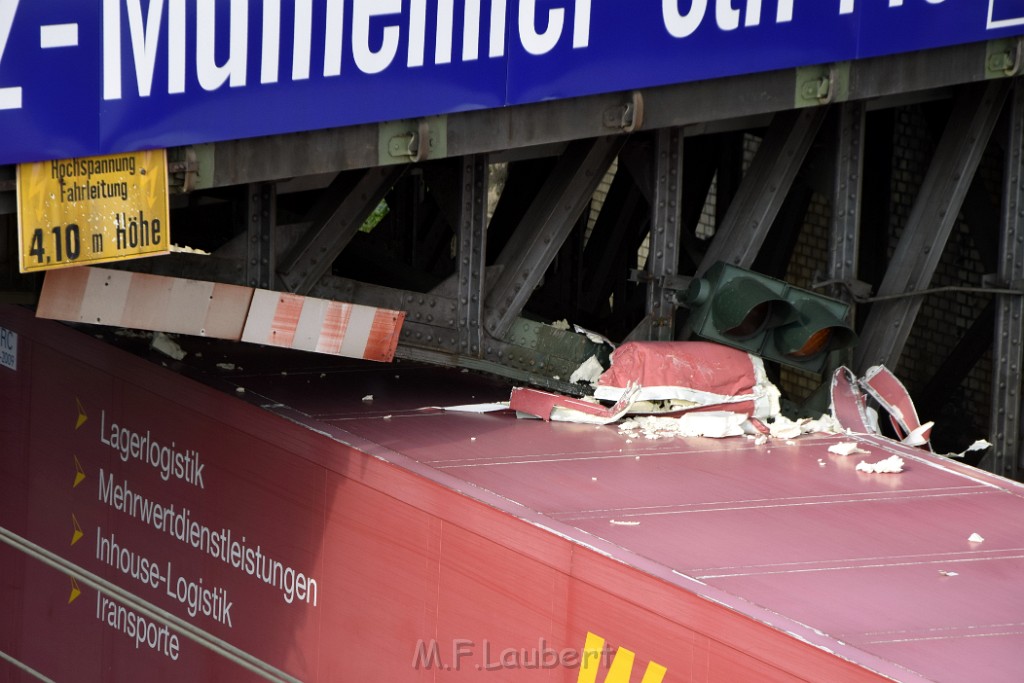 LKW blieb unter Bruecke haengen Koeln Deutz Opladenerstr Deutz Muelheimerstr P065.JPG - Miklos Laubert